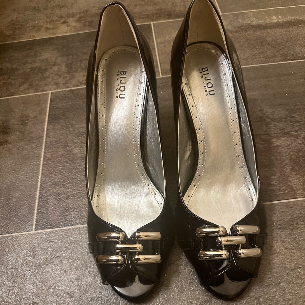 Patent leather short heels
